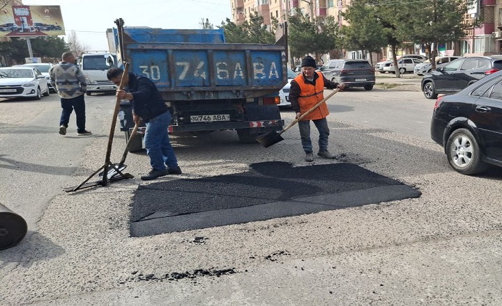 Ayni kunlarda Samarqand shahrining barcha ko‘chalarida kuz-qish mavsumidagi yog‘ingarchilik sababli yuzaga kelgan chuqurlarni ta’mirlash-yamash ishlari olib borilmoqda.