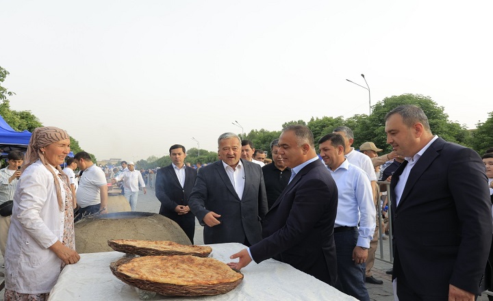 Ayni Paytda Samarqand Shahrining Islom Karimov Nomli Ko‘Chasi Har Qachongidan-Da Gavjum. Bu Joy Ajib Bir Manzara Kashf Etgan Hududga Aylangan. Bu Yerda “Samarqand Noni - Xalq Brendi” Nomli Festival O‘Tkazilmoqda.
