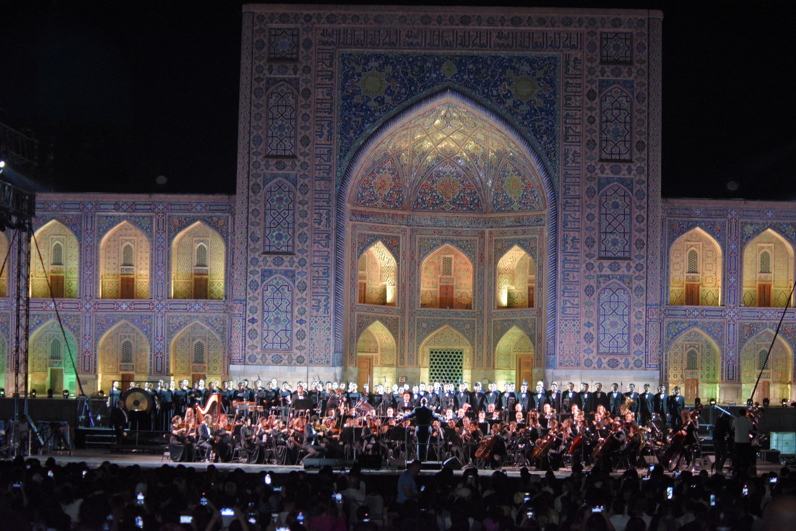 Samarqand Shahridagi Registon Maydonida Ilk Bor Italiyalik Qo‘Shiqchi Andrea Bochellining Jonli Ijrodagi Konserti Bo‘Lib O‘Tyapti.