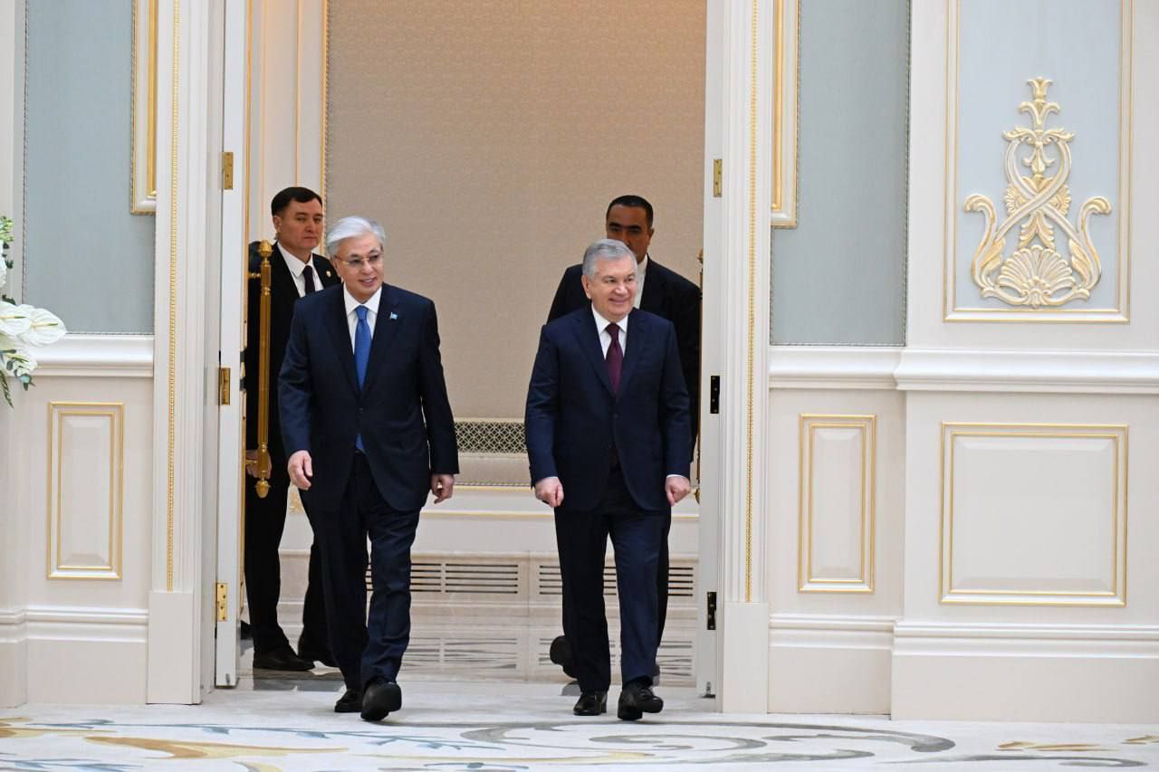 Ko‘Ksaroyda Qozog‘Iston Va O‘Zbekiston Prezidentlarining Kengaytirilgan Tarkibdagi Muzokaralari Boshlandi.